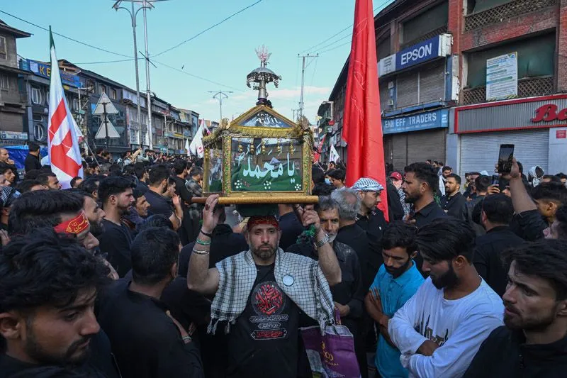 Thousands join 8th Muharram procession in Srinagar