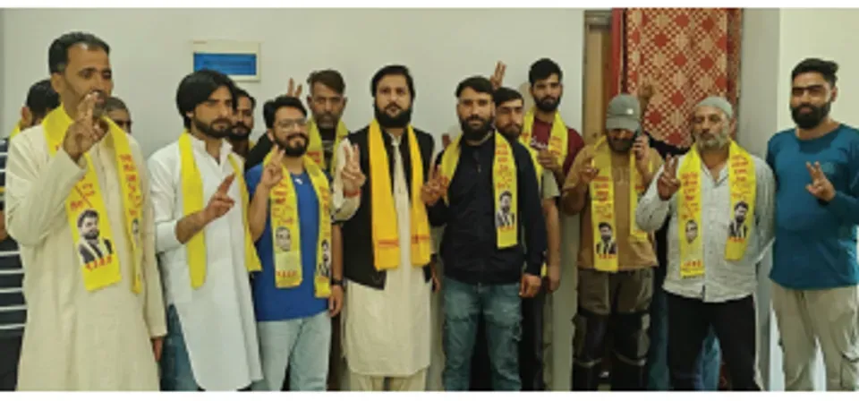 SBSP holds organisational meeting in Bandipora; dozens of youth join party