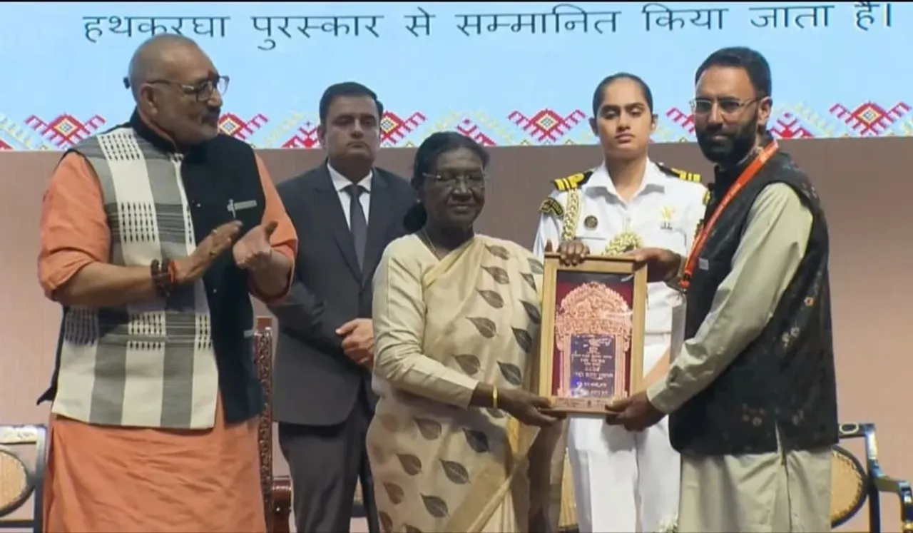 President confers national award on two Kashmir weavers