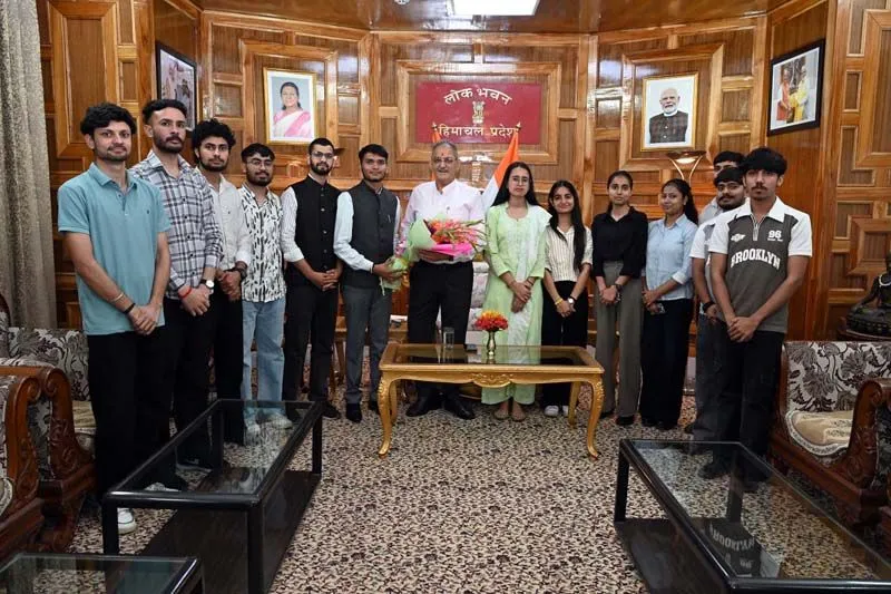 HP Guv Kavinder Gupta interacts with delegation of J&K students studying at HPU