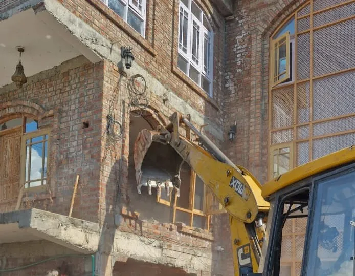 Srinagar Police Demolish ₹2 Crore Property of Notorious Drug Peddler Under Nasha Mukt J&K Abhiyaan