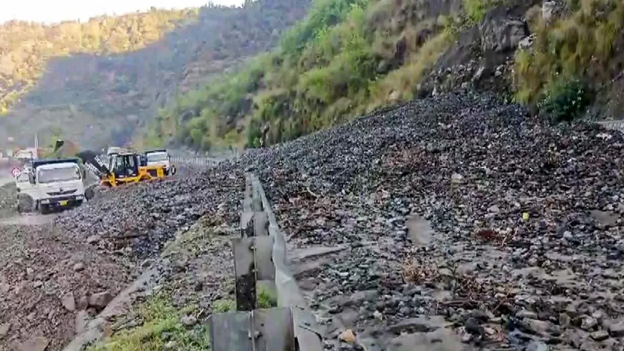 Rain Triggers Slush, Shut Jammu-Srinagar Highway