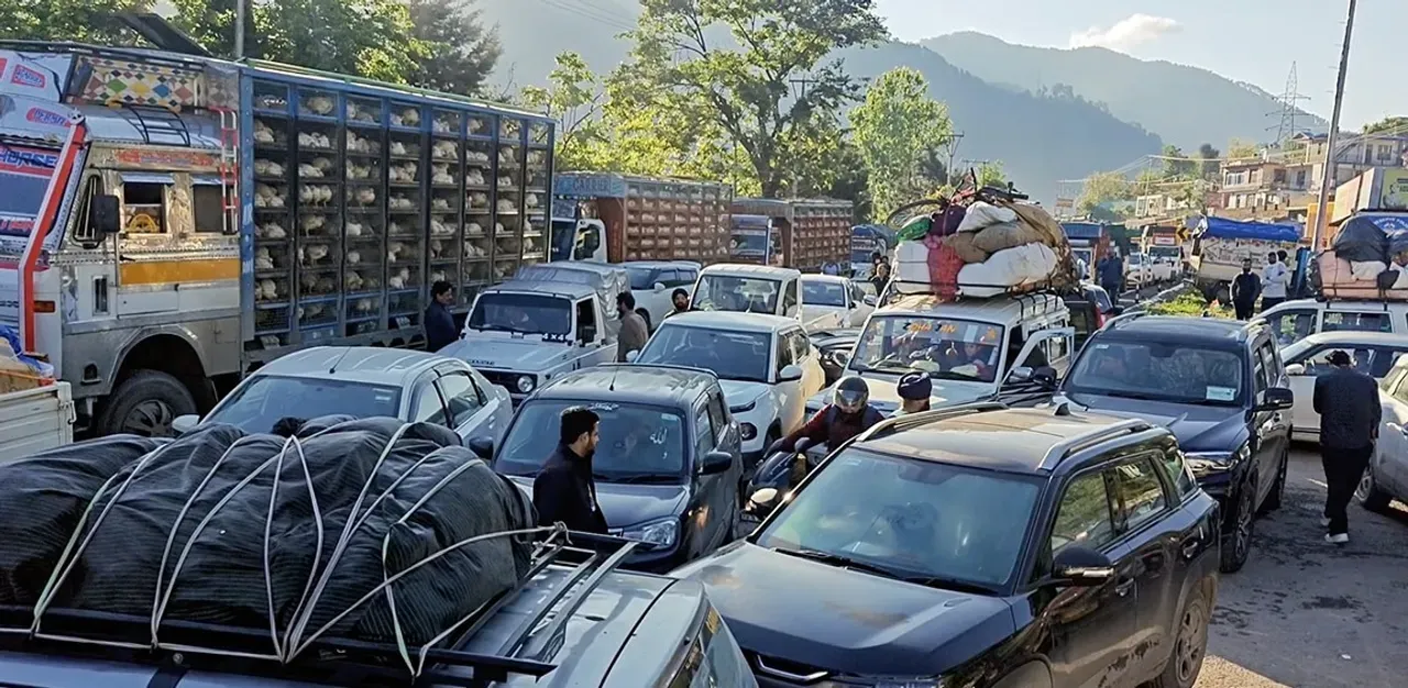 Traffic Restored on Jammu–Poonch Highway In Surankote After Landslide Clearance