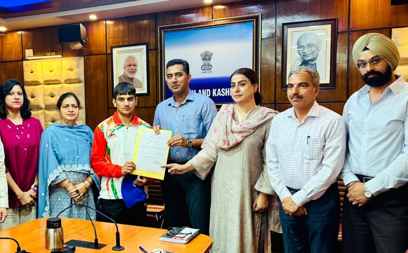 Comm Secy felicitates Asian boxing champion Yaseer