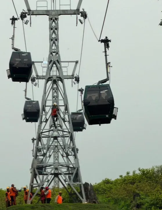 300 tourists rescued in seven-hour operation after Gulmarg Gondola malfunctions