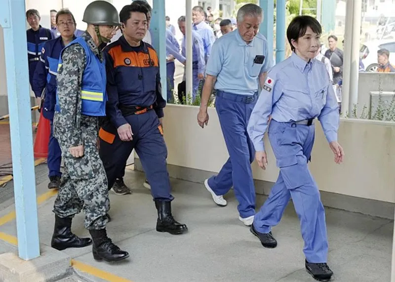 Prime minister visits quake-hit southern Japan as cleanup begins in intense heat